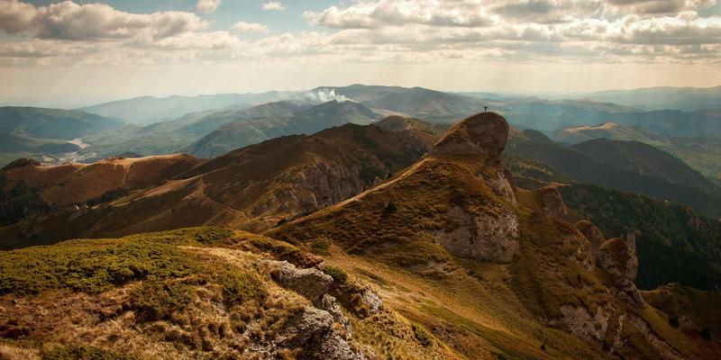 牛皮与羊皮的工艺美学：探秘皮革拼接中的缝线技术与装饰性设计